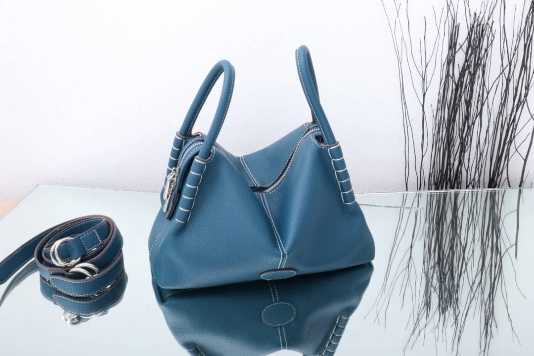 TOD’S กระเป๋าทรงหมอน สไตล์ lindy มีหูหิ้วและสายสะพายยาว เรียบหรูดูดี เท่ห์ๆ จุของได้เยอะ ใส่ของใช้ชีวิตประจำวันได้เต็มเปี่ยม น้ำหนักเบาใช้งานง่าย งานเกรดพรีเมี่ยมสุดๆ