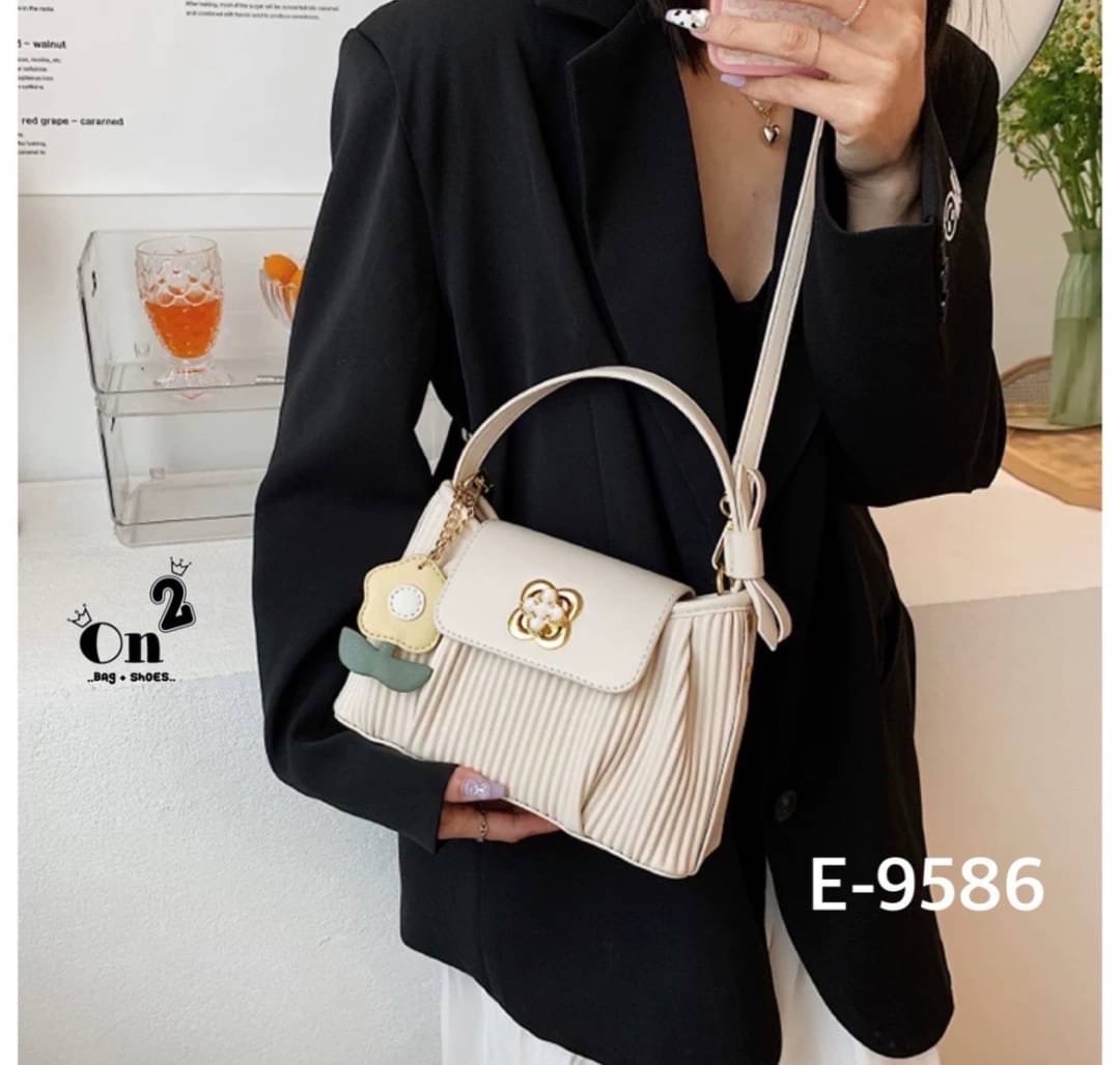 กระเป๋าสไตล์เกาหลีมาใหม่ หนังพลีทเล็กเย็บจีบด้านหน้า อะไหล่เปิดปิดรูปดอกไม้ มาพร้อมพวงกุญแจ+สายสะพายยาว