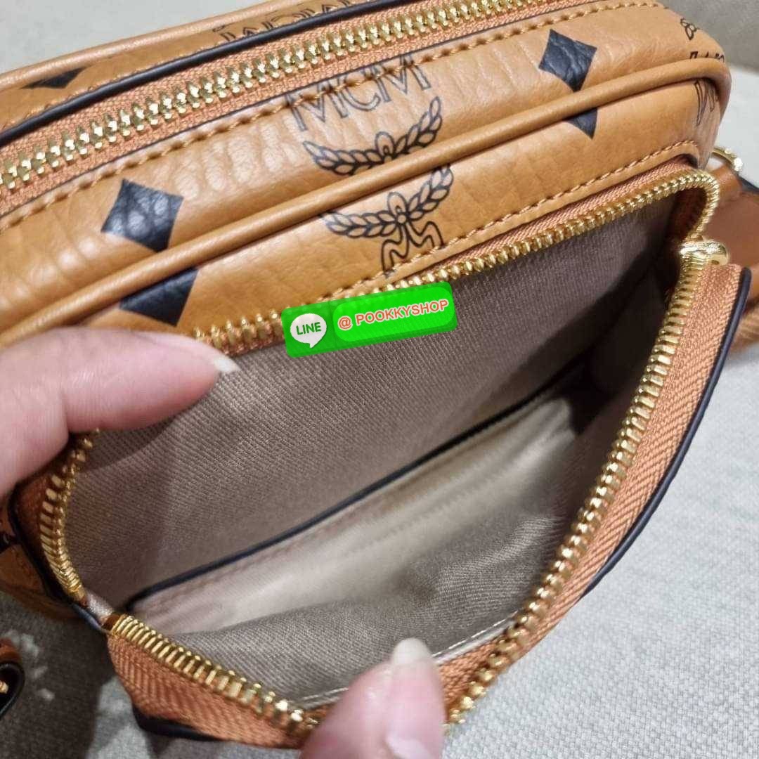 MCM X-MINI KLASSIK CROSSBODY BAG IN VISETOS รุ่นยูนิเซ็กส์มาแล้วจ้า!! ไซส์นี้ใช้ได้ทั้งหนุ่มๆสาวๆไปเลย กระเป๋าสะพายข้างทรงครอสบอดี้ ใบเล็กขนาดกะทัดรัด วัสดุหนังแคนวาสคุณภาพดี มีช่องหลัก 2 ช่อง ภายในมีช่องย่อยให้ 1 ช่อง มาพร้อมสายสะพายสปอร์ตที่ดีไซน์หรูไม่