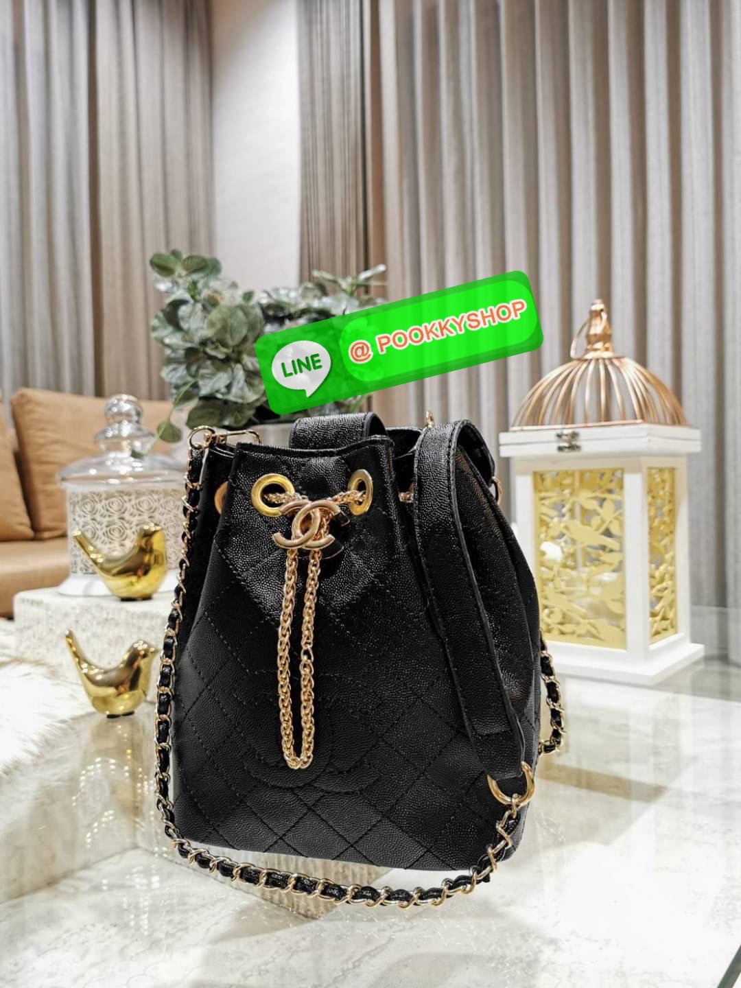 ห้ามพลาด! New! Chanel Bucket Bag With Chain VIP Gift With Purchase (GWP) Limited พรีเมี่ยมกิ๊ฟ Chanel Perfume Counter วัสดุหนังคาเวียร์ลายตารางเปิดปิดแบบ Drawstring และแถบหนังคาดกลางประดับอะไหล่แบรนด์สีทองภายในโล่งกว้างใส่มือถือ iphone ของจุกจิกได้เยอะ มา
