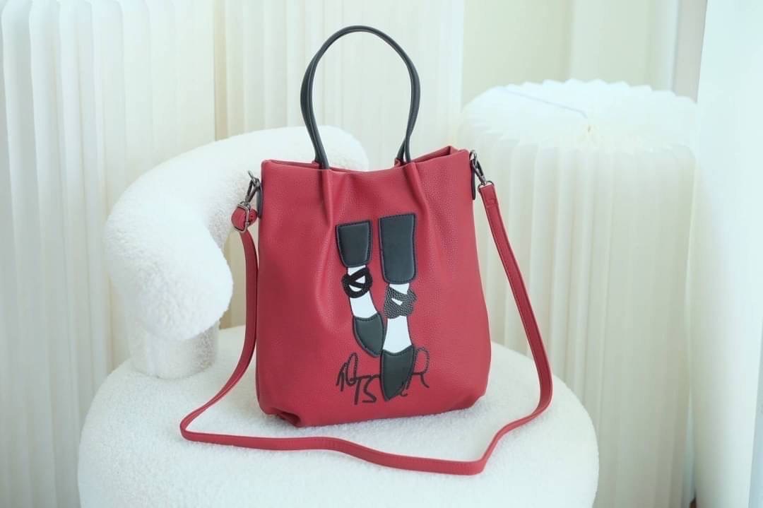 มาอีกรอบละจร้าาา‼️ ฮิตที่สุดใน Japan🇯🇵 ต้องใบนี้เลย กระเป๋า Alice and Olivia น่ารักน่าใช้มากๆ ไม่ต้องไปหาซื้อไกลถึง japan 🇯🇵 ด้านในใส่ของได้จุ มีช่องซิบหลายช่อง ถือได้สะพายได้เลย so cute สุดๆเลยค่า