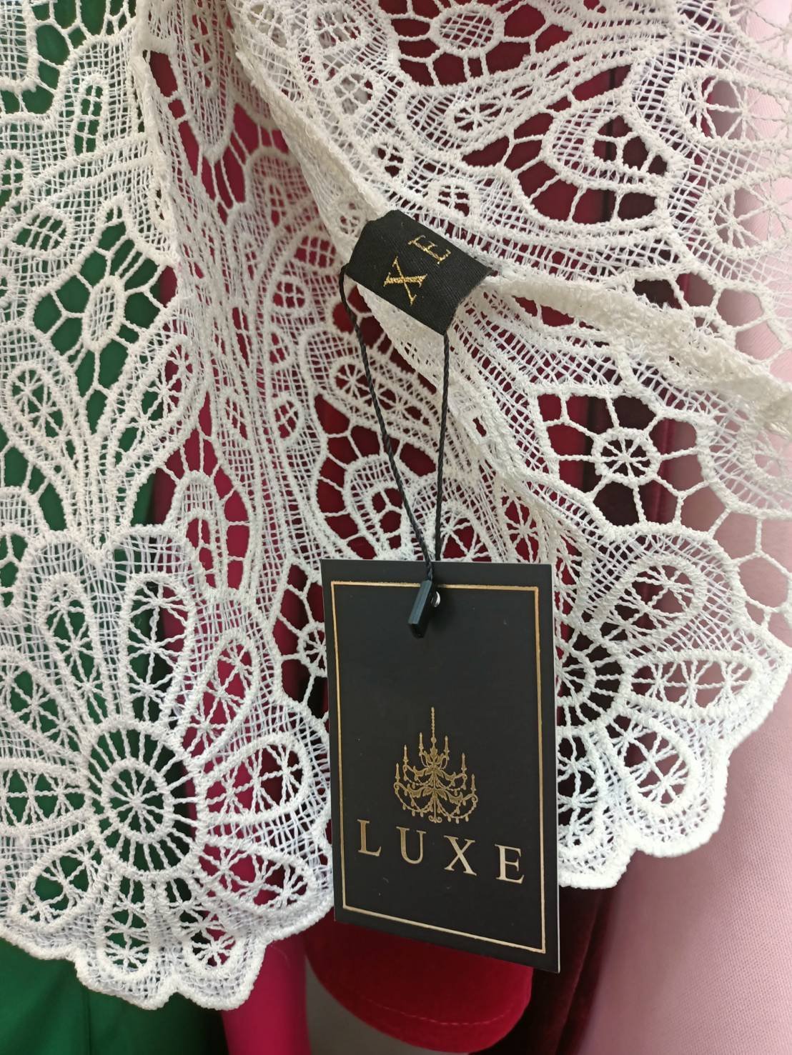 เสื้อแฟชั่น เสื้อลูกไม้ทรงเข้ารูป ดีไซน์เป็นเสื้อคลุมไหล่ในตัว ทำจากผ้าลูกไม้คอตตอนโครเชต์