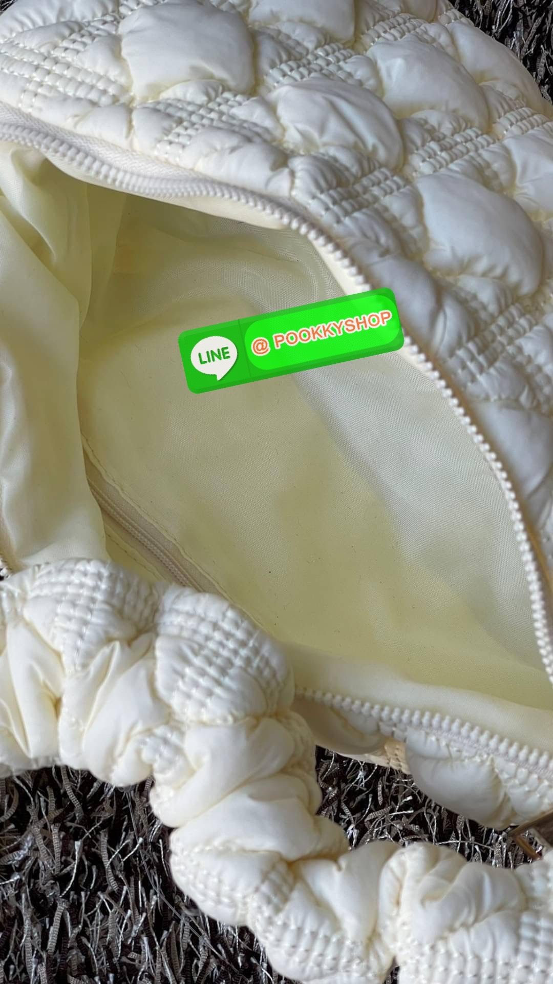 C Cozy Shoulder Bag สายแฟชั่นเกาหลีห้ามพลาด เป็นกระเป๋าที่กำลังได้รับความนิยมอย่างมากในเวลานี้ ถูกออกแบบมาให้มีลักษณะนุ่มนิ่มไม่ต่างจากพัฟเฟิลโค้ตหรือผ้านวม เลือกหยิบมาใช้ แมตช์เข้ากับคอสตูมได้ในแต่ละวัน รูปทรงและงานดีไซน์ที่มีความโดดเด่น และแตกต่างจากกระ