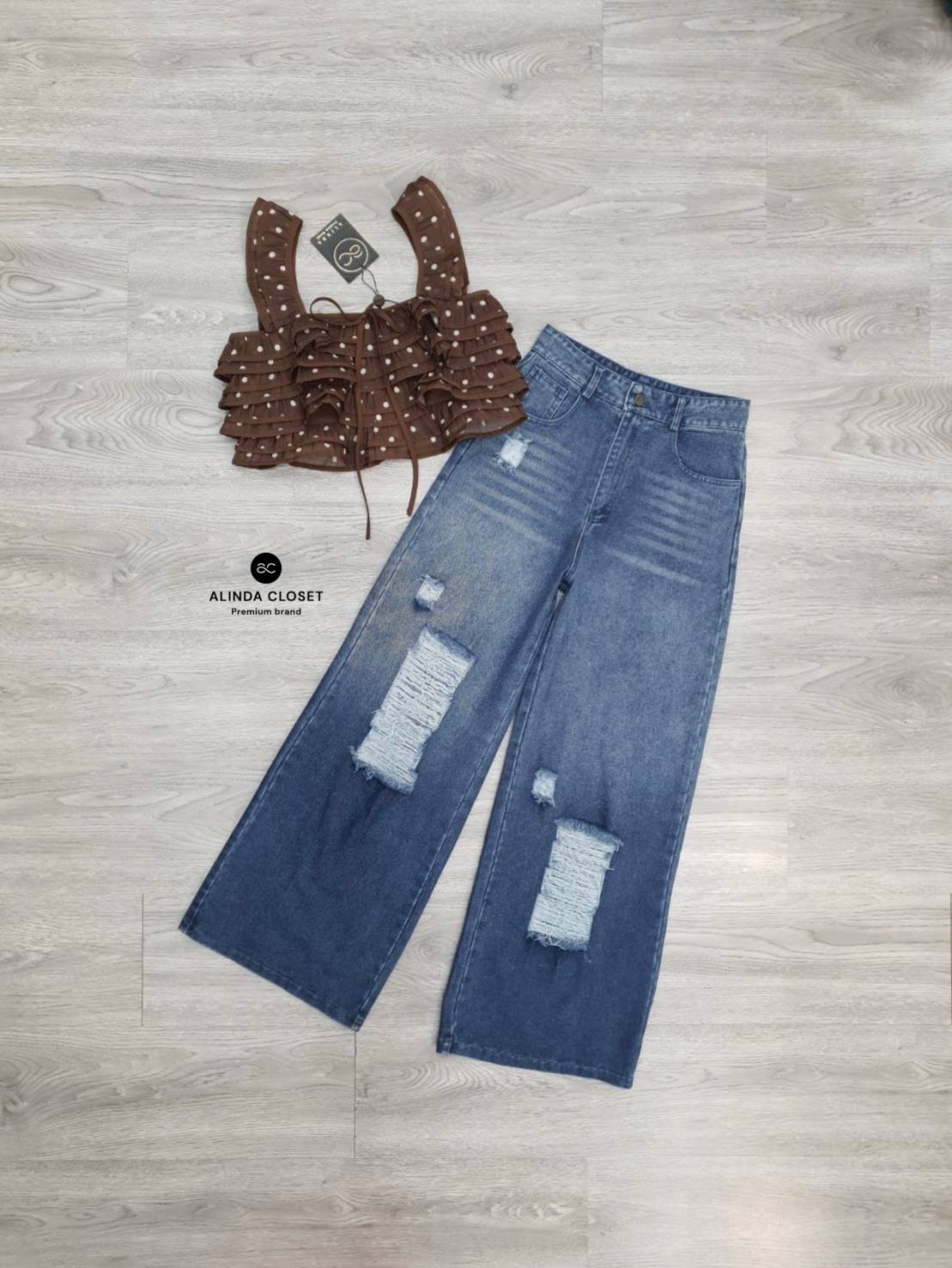 ชุดเซทแฟชั่น ชุดเซ็ทเสื้อสายเดี่ยวทรงครอปสีน้ำตาลลายจุด แต่งระบายคู่ที่สายเสื้อ