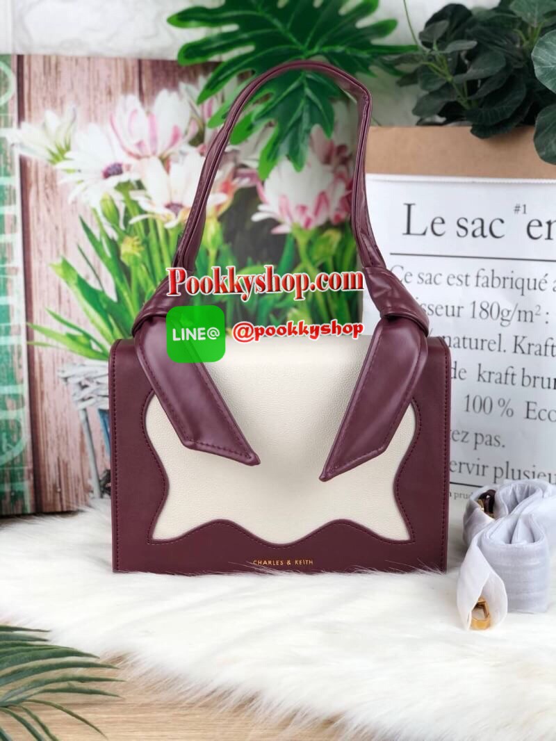 New arrival 2018!! CHARLES & KEITH KNOT DETAIL HANDLE BAG กระเป๋าถือ/สะพาย วางอยู่ทรงสวย รุ่นนี้มีการเล่นดีเทลกระเป๋า มาพร้อมหูหิ้วเป็นหนังนิ่มมือ ด้านหน้ามีโลโก้แบรนด์ เปิดปิดด้วยตัวกดล็อก ด้านในเป็นช่องใหญ่ มีช่องซิปเล็ก 1 ช่อง สามารถใส่กระเป๋าเงินใบยาว