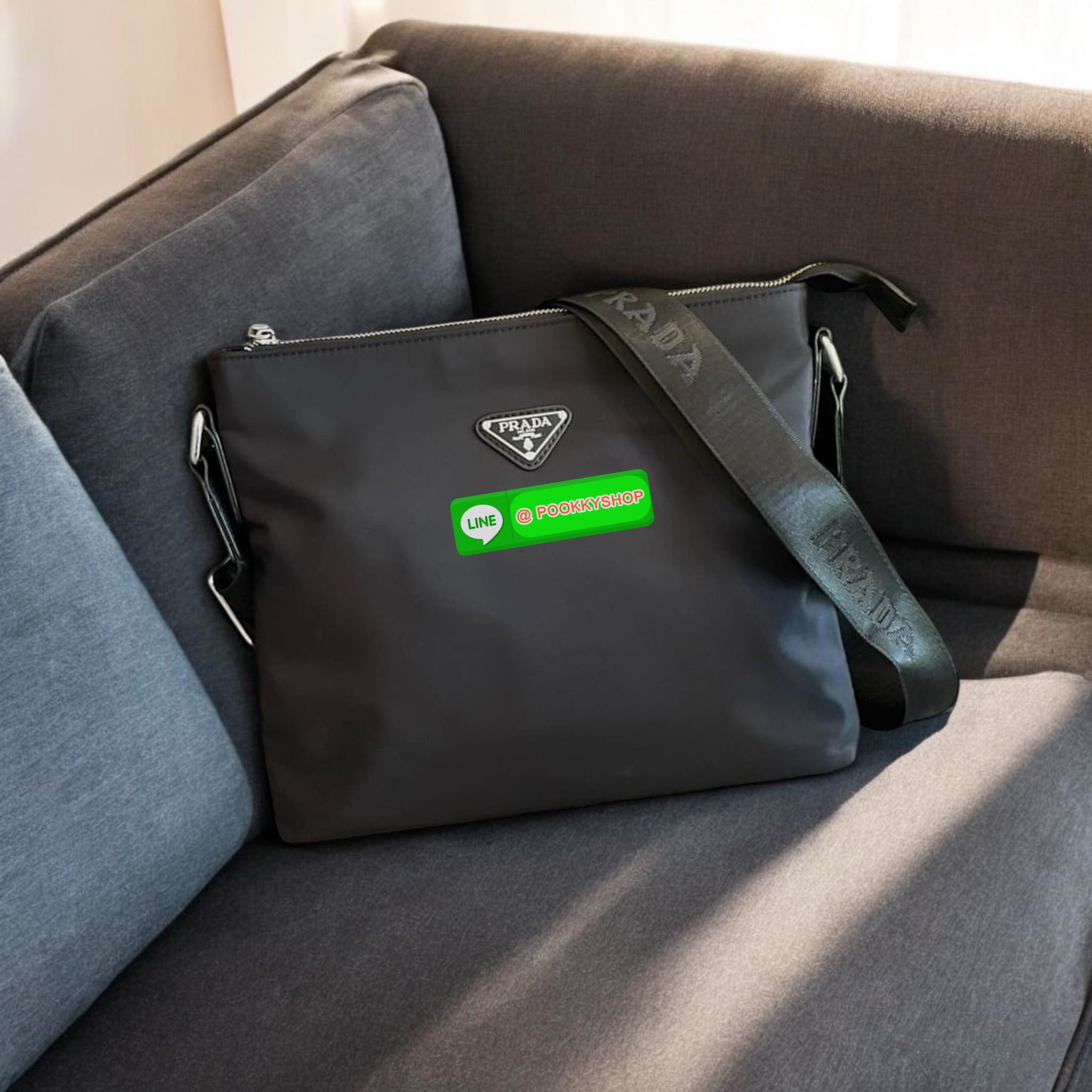 สำหรับคุณผู้ชาย เข้าแล้วค่ะ🌟🫶🏻 กระเป๋าทรง MASSENGER แบรนด์ PRADA อะไหล่เงินทั้งใบ ด้านในมีช่องใส่ของแบ่งเป็นสัดส่วน หลายช่อง เปิดปิดด้วยซิปยาว ใส่ IPADmini ได้สบาย จุของได้เยอะ มาพร้อมช่องซิปด้านในอีกหนึ่งช่อง ด้านหลังมีซิปใส่ของ ห