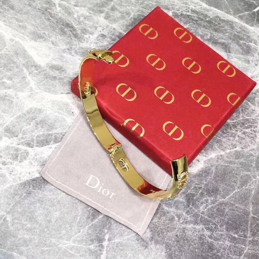 Hi-End Quality !!!! ((งาน 1:1 เหมือนในช็อปมากที่สุดในท้องตลาด)) Christian Dior Bracelet กำไลข้อมือดิออ คอล 2018 คอลเลคชั่นใหม่ล่าสุด อะไหล่ทองเงาวิ้งรับรองสวยวิ้งมากกกกก งานดี ตัวเรือนเรียบหรูสวยมากๆคะรับประกันความพอใจเลยค่ะ ตัวเรือนสีทองดูหรูมากๆค่ะ ใส่อ