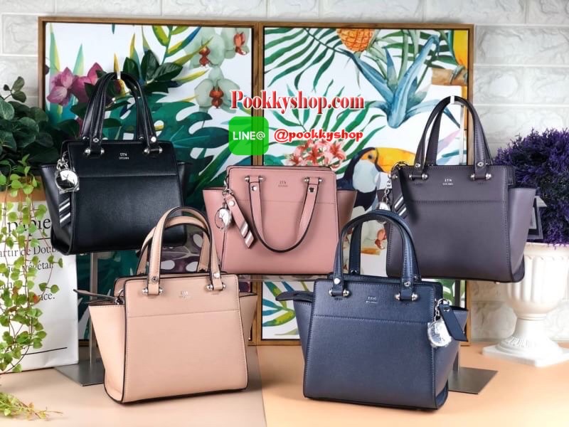 Lyn Handbag กระเป๋าถือ/สะพายวางอยู่ทรง ด้านหน้ามีปั๊มโลโก้แบรนด์ มาพร้อมพวงกุญแจหนังเข้าสีกระเป๋า มีหมุดรองฐานทั้ง 4 มุม หูหิ้วสามารถพับลงได้ เปิดปิดแบบซิป ด้านในมีช่องซิปเล็ก 1 ช่อง สามารถใส่ iPhone plus กระเป๋าเงินใบกลางได้สบายๆค่ะ มีสายสะพายยาวหนังปรับ