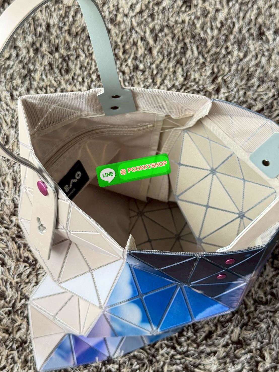 Baobao Issey Miyake x Labubu tote bag อีกหนึ่งซีรีย์สุดลิมิเตทที่น่าสะสม กำลังเป็นกระแสสำหรับ Labubu อาร์ตทอยชื่อดังที่ทุกคนรู้จัก คอลเลคชั่นนี้สื่อถึงความรู้สึกอารมณ์ผ่านตัวละครออกมาได้ดีเลยทีเดียว เป็นกระเป๋า ที่เหมาะกับการใช้งานในชีวิตประจำวัน ด้วยขนาด