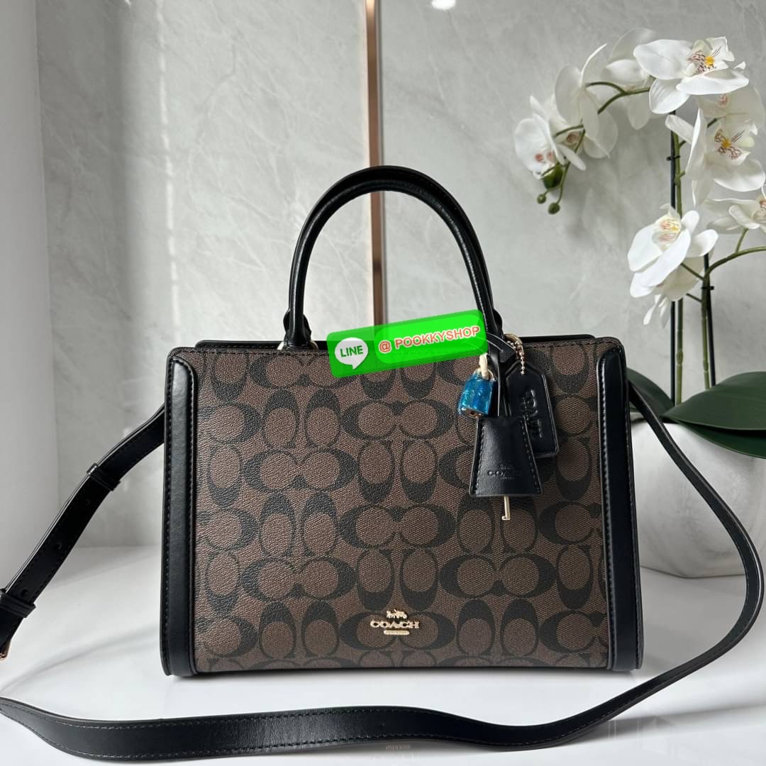 COACH ZOE CARRYALL IN SIGNATURE CANVAS (F87665) กระเป๋าถือหรือสะพาย ผู้ดีคุณนาย วัสดุหนังแคนวาส ตัดขอบหนังแท้ เปิด-ปิดด้วยซิปคู่ ตกแต่งด้วยตัวล็อคแม่กุญแจห้อยด้านหน้า ด้านในเป็นช่องกว้างใส่ของได้เยอะ มีสายสะพายยาว ถอด-ปรับระดับได้ สวย หรู ดูแพงมาก