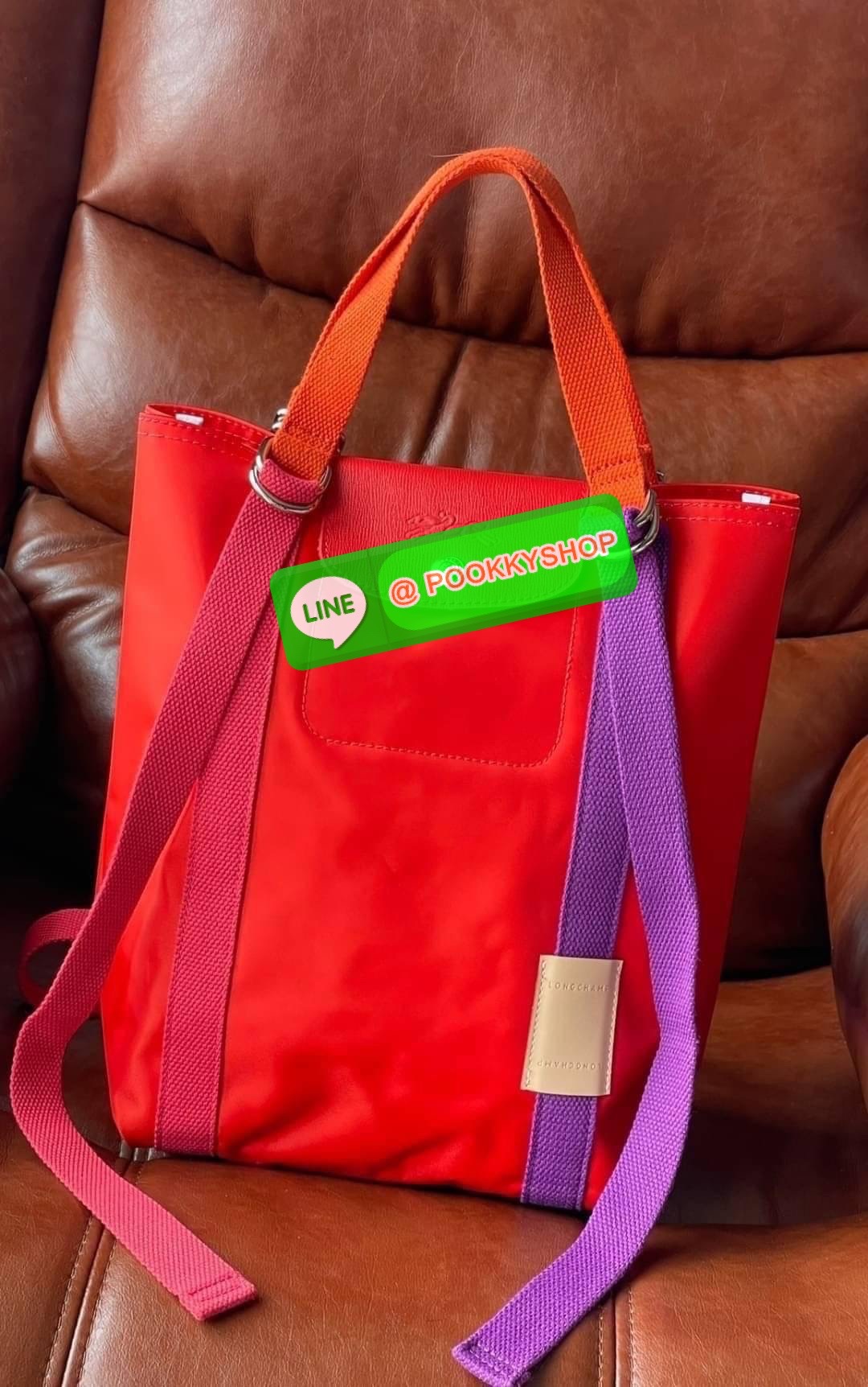 💕LONGCHAMP LE PLIAGE RE-PLAY Tote bag S เป็นอีกรุ่นที่น่าสนใจในการออกแบบ กระเป๋าโท้ทแนวตั้งที่กว้างขวางมีน้ำหนักเบา ใช้งานได้จริง ปิดด้วยกระดุมแป๊กและสามารถถือด้วยมือ สะพายไหล่ และสะพายข้างลำตัว Le Pliage Re-Play เวอร์ชันใหม่นี้ยังคงเติมชีวิตชีวา