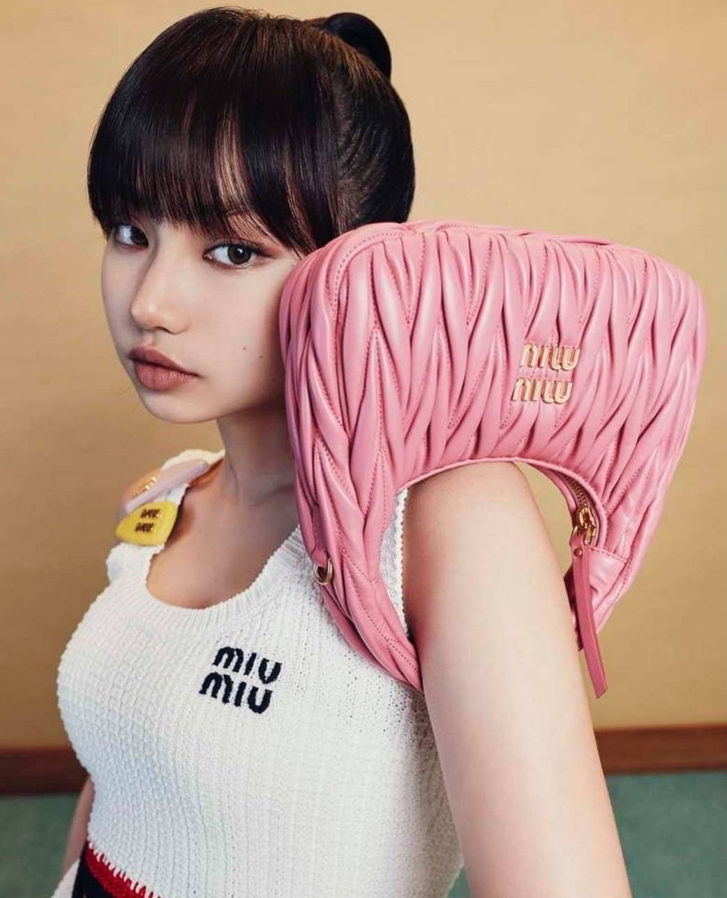 (N)(E)(W) MIU MIU ทรงนี้ฮิตมาก ดาราเซเลปใช้กันเยอะมาก ทรงสวยงานตัดเย็บอย่างดี มีสายสะพายยาว ใส่โทรศัพท์ได้สบายๆ เหลือที่ใส่ของอีกเยอะ มาพร้อมส่ง 4 สี สวยทุกสี