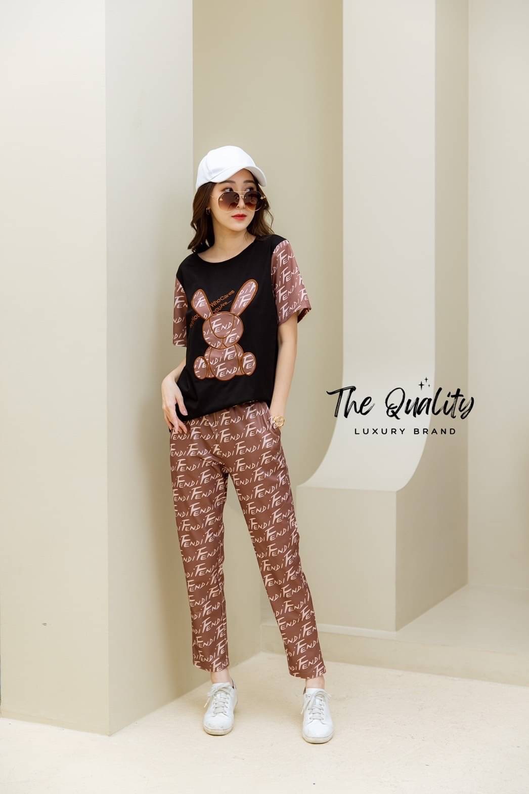 พร้อมส่ง!!! New collection Fendi งานป้ายปักโลโก้เสื้อผ้ายืดกระชับได้ผ้าดีมาก ใส่สบาย กางเกงยืดกระชับใส่เย็นผ้าดีมาก มีกระเป๋า 2 ข้างใส่สบาย รีบจัดแนะนำเลย การันตีคุณภาพดีสุด 10/10 lable Dior