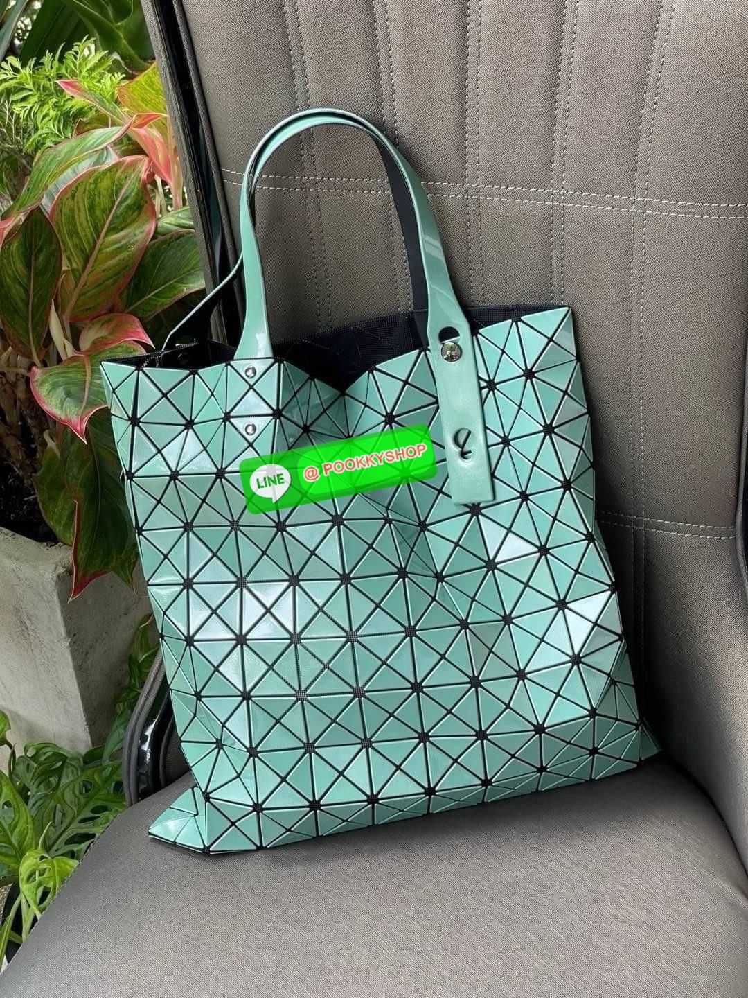 Baobao Issey Miyake Prism Frost ToTe Bag ซีรีส์ที่มีความแวววาวนุ่มนวลและมีลวดลายคล้ายเกรนของผ้าเพื่อสร้างลุคที่มีเท็กซ์เจอร์ กระเป๋าโท้ตที่มีให้เลือกอย่างหลากสี มีกระเป๋าซิปด้านในที่สามารถเก็บของมีค่าได้อย่างปลอดภัย เช่น บัตรโดยสารประจำและกุญแจ กระเป๋าโท้