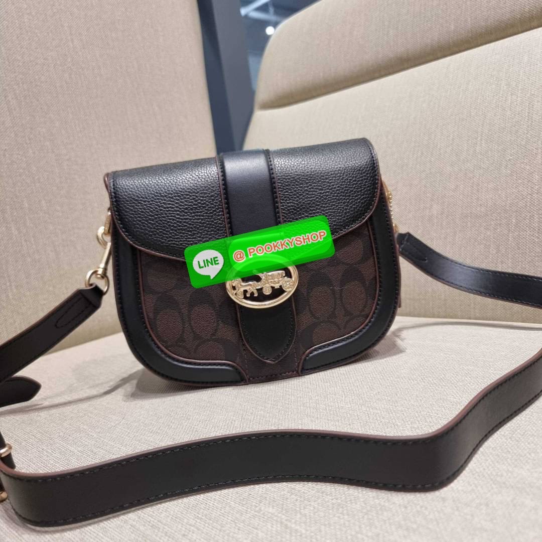 COACH C3593 GEORGIE SADDLE BAG IN COLORBLOCK SIGNATURE CANVAS WITH RIVETS ยกระดับความหรูให้กับตัวเองกันหน่อย ด้วยกระเป๋ารุ่นนี้!! ครอสบอดี้ที่ดีไซน์หรู อัพเลเวล ในราคาที่จับต้องได้ วัสดุหนังแคนวาสเคลือบสลับหนังเรียบ พิเศษไปอีกตกแต่งขอบด้วยหมุด เพิ่มดีเทลก