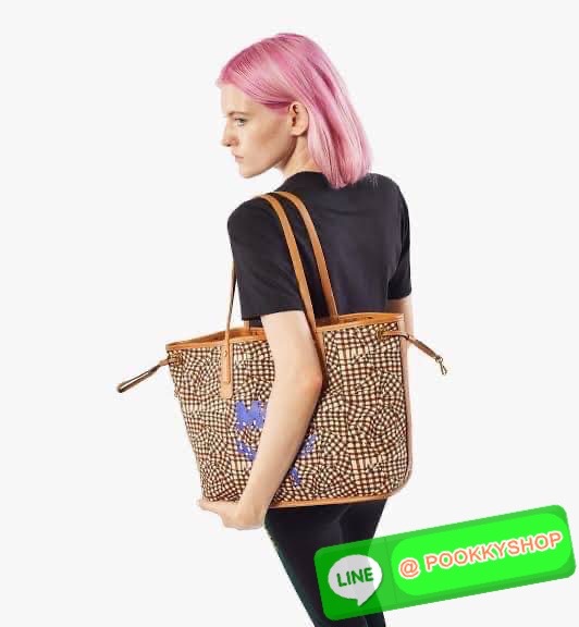 💕Mcm Liz Reversible Shopper in Visetos ขึ้นชื่อว่าเป็นกระเป๋าช็อปเปอร์ แน่นอนว่า จะต้องเหมาะสำหรับสาว ๆ ที่ชอบพกสัมภาระเยอะ ซึ่งรุ่นนี้ไม่ใช่แค่เพียงให้พื้นที่จุของกว้างขวางเท่านั้น แต่ยังออกแบบดีไซน์และรูปทรงให้มีความยืดหยุ่น มีหูรูดด้านข้างที่สา