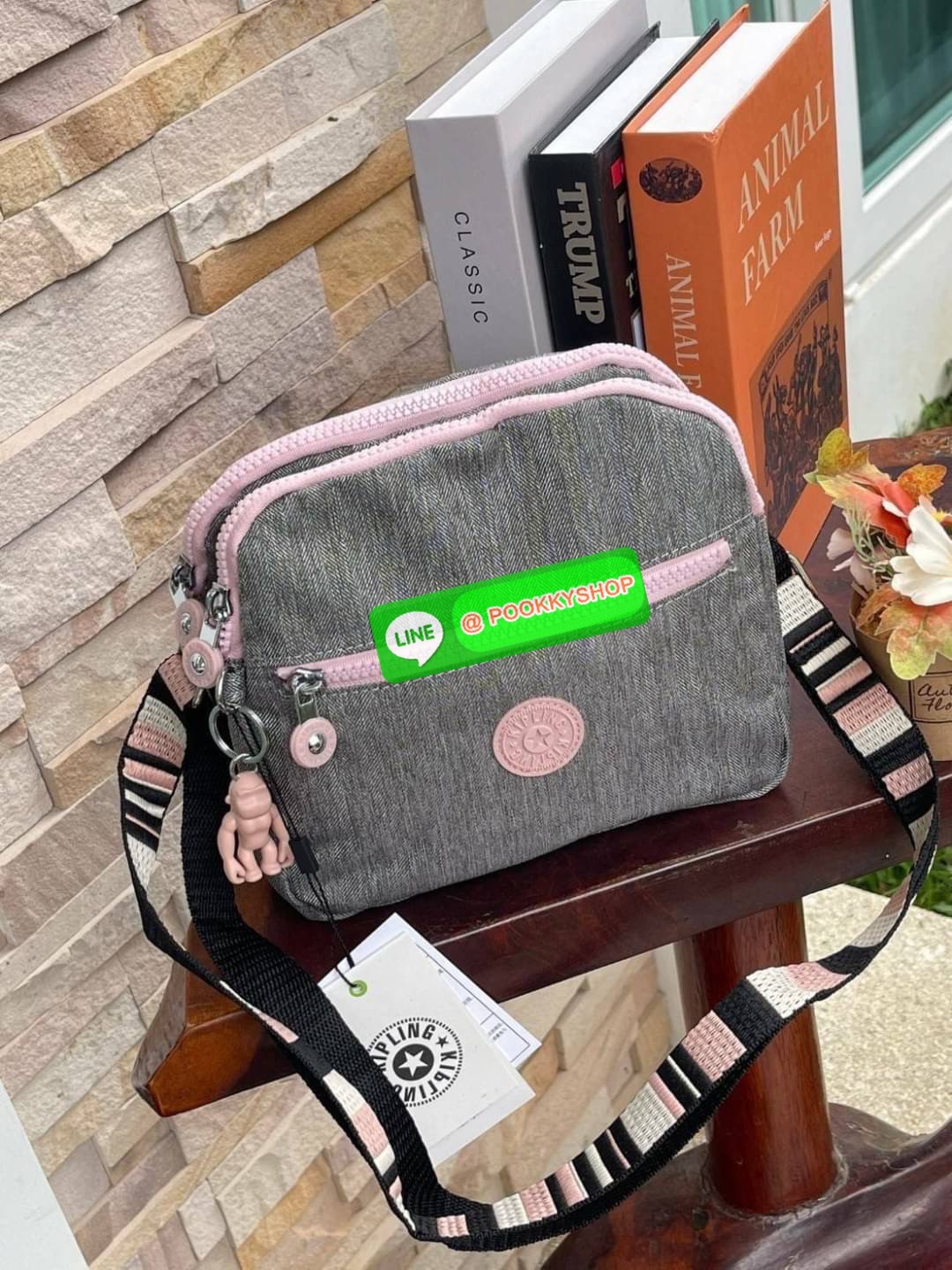 Kipling Keefe Crossbody Bag กระเป๋าสะพายคอลเลคชั่นใหม่จาก Light sand ขนาดกำลังดี ใส่กระเป๋าสตางค์ยาวได้ มีช่องใช้งานถึง4ช่อง สายสะพายปรับสั้นยาวได้ฟรีไซส์ ใช้งานสายคู่ คล้องไหล่ หรือปรับสายยาวสะพายพาดลำตัวดูลำลองไปอีกแบบ สำหรับสาวๆที่อยากหากระเป๋าคู่ใจสัก
