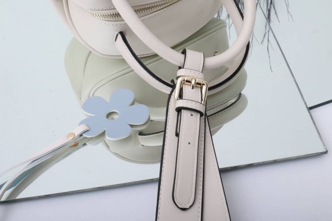 กระเป๋าลูกมะเฟืองยอดฮิต ดาราเซเลปใช้กันเยอะมาก งานตั้งใจผลิตกว่าจะได้มา แก้งานข้ามปี หลายรอบเพื่อความเป๊ะ งานสวยหนังสวย แถมฟรี!! ที่ห้อยลายดอกไม้ โอ้ย!!สวยเป๊ะขนาดนี้จะพลาดได้งัย