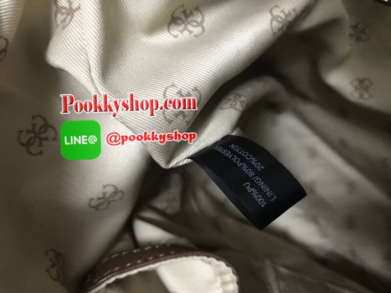 Guess Factory Large Tote Handbag กระเป๋าถือทรงช้อปปิ้ง สไตล์วิลเทจ น้ำหนักเบา มีหมุดรองฐานกันรอย เปิดปิดด้วยซิปด้านบน ด้านหลังมีช่องเพิ่มอีก1ช่อง สกรีนลายsignature รอบใบประดับtagเป็นโลหะและหนัง ถอดแยกใช้งานได้ ใบใหญ่ใส่หนังสือนิตรสาร ราคาสุดคุ้มเลยคร้า!!