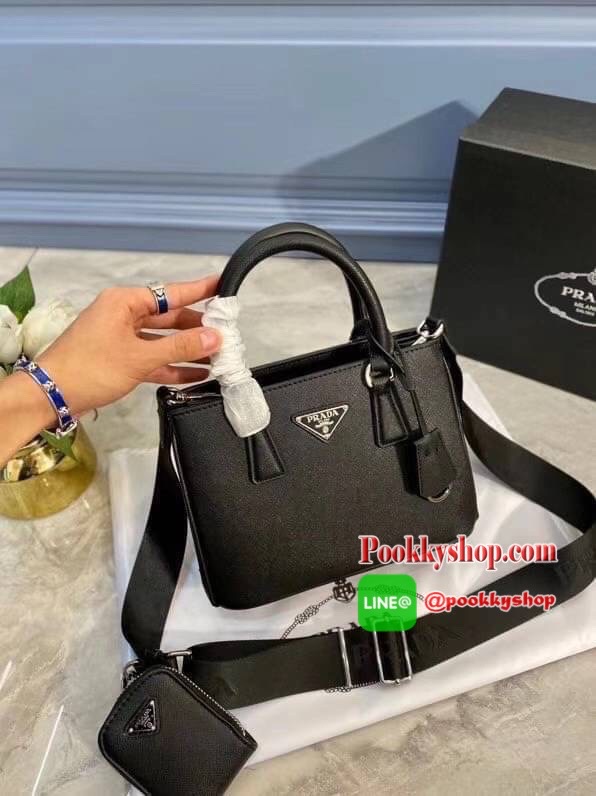 Prada กระเป๋าถือหรือสะพายอเนกประสงค์ วัสดุหนังสวยอยู่ทรงขนาดกำลังดีน้ำหนักเบา ดีไซน์สวยเก๋ที่หูหิ้วกระเป๋า โลโก้แบรนด์อะไหล่หรู หูจับแข็งแรงพับลงได้สะดวกใช้หัวซิปแบรนด์ ภายในมีโลโก้ ช่องซิป ช่องใส่มือถือ สามารถใส่กระเป๋าสตางค์ใบยาว ipad mini ของใช้จุกจิกไ