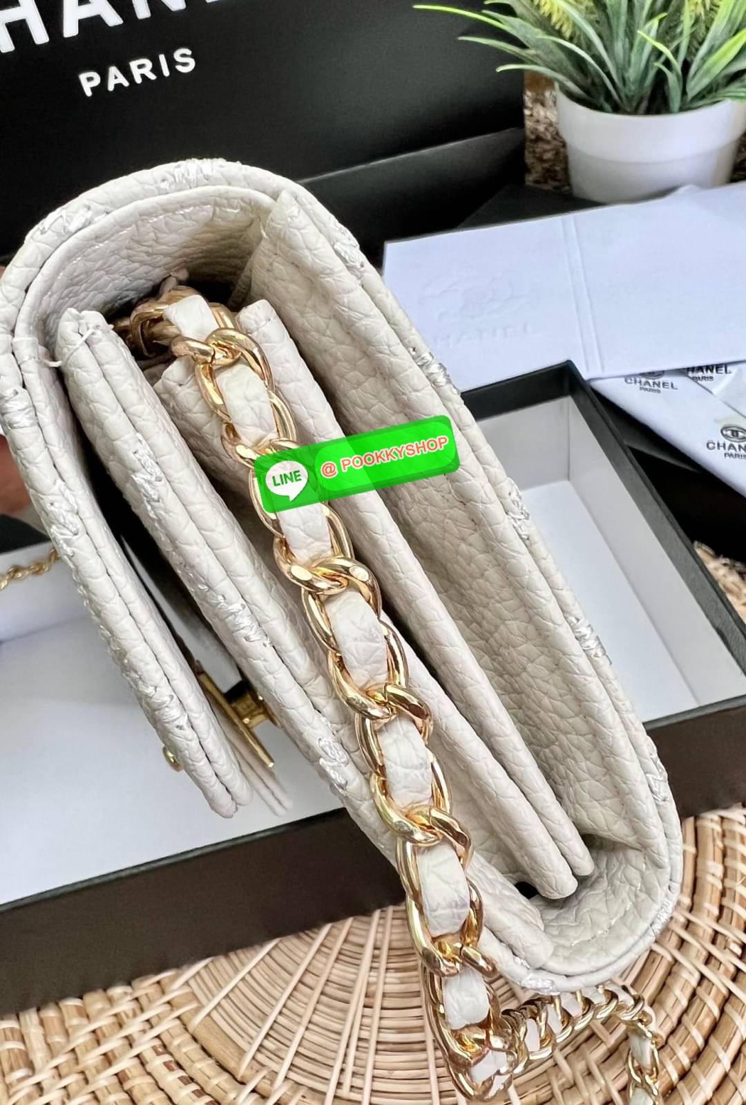 New in! สวยกริปมากๆค่ะ สาวๆที่มีบัตรเยอะๆหรือชอบพกเงินสดเยอะๆ แนะนำรุ่นนี้เลยค่ะ ไม่ผิดหวังแน่นอน CHANEL CHAIN WALLET//CLUTCH BAG ((vip gift ตปท)) พร้อมส่ง บอกเลยน้องสวย ไร้ที่ติเลยค่า! กับกระเป๋าสะพายแบบครอสบอดี้ร์หรือถือแบบคลัทเป็นกระเป๋าเงินเก๋ๆได้เลยค