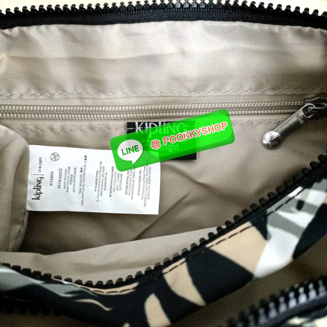 KIPLING RETH CROSSBODY BAG วัสดุ Nylon+polyester กระเป๋าสะพายข้างหรือ สะพาย Crossbody ได้ เปิด-ปิด ด้วยซิปปั๊มแบรนด์ที่หางซิป พร้อมช่องช่องหน้าแยกใส่ของใช้เล็กๆ น้อยๆ ได้ ช่องหลัก 2 ช่อง ด้านในโล่งกว้าง สามารถจุสัมภาระได้เยอะ มีช่องซิปด้านในและสายคล้องพวง