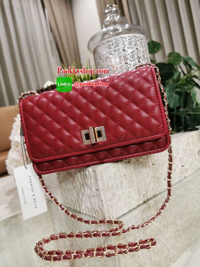พร้อมส่ง! BEST SELLER! CHARLES & KIETH MINI CLUTCH BAG กระเป๋าสะพายทรงคลัชรุ่นยอดนิยมดีไซน์คลาสสิควัสดุหนังนิ่มลายตารางสวยอยู่ทรงขนาดมินิสไตล์ Chanel เปิดปิดด้วยตัวล๊อคแบบบิดอะไหล่ทอง ด้านหลังประดับโลโก้แบรนด์สวยดูดี มาพร้อมสายสะพายโซ่ร้อยหนัง Crossbody ไ
