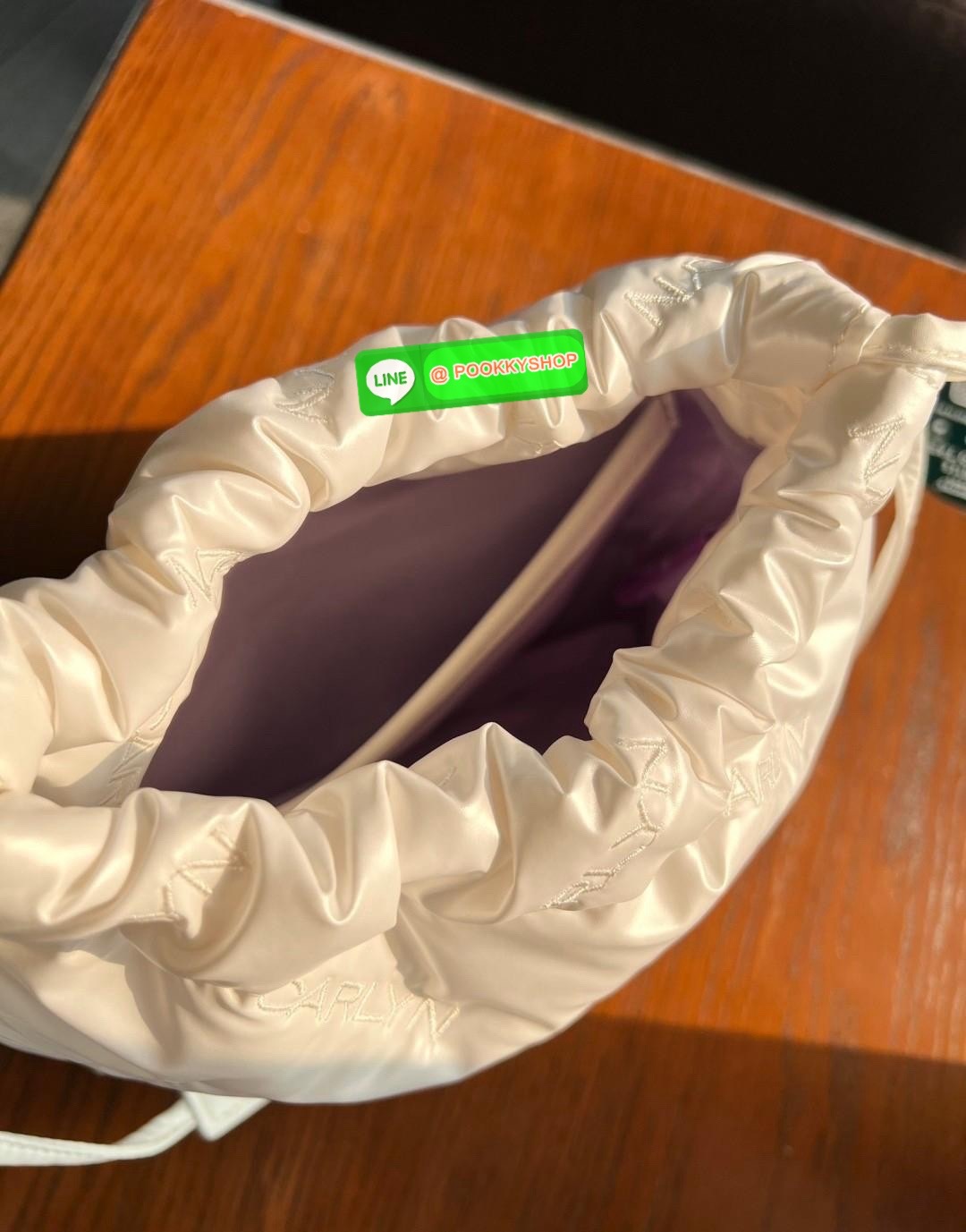 CARLYN TWEE MINI BAG #ไม่มินิตามชื่อจ้าา😘 💌พร้อมส่ง!สวยฉ่ำๆทุกสี ไม่มีไม่ได้แล้วจ้าา📌 ✔️กระเป๋าวัสดุไนล่อนอย่างดี นิ่มฟู ปักลายแบรนด์อันเป็นสัญลักษณ์ของรุ่นทั้งใบสวยงามค่ะ