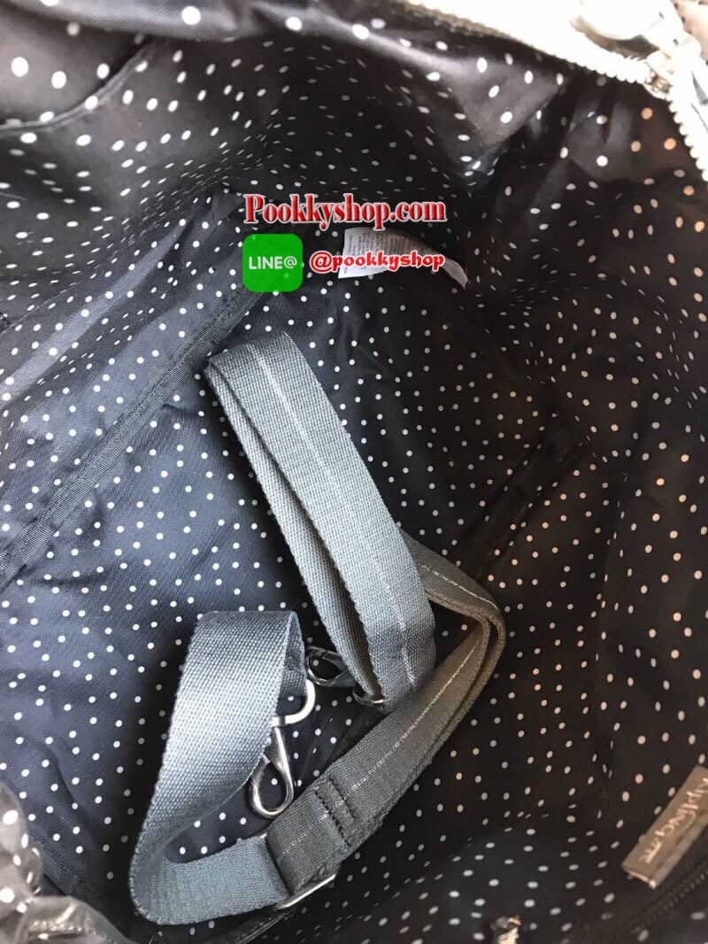 Kipling Art Mini Shoulder Bag จากMayday’s Collection กระเป๋าถือหรือสะพาย วัสดุPolyamide 100% ขนาดกลาง น้ำหนักเบา รุ่นนี้เก็บทรงได้ตามแบบฉบับของ Art mini ช่องซิปและช่องการใช้งานมีให้เป็นสัดส่วน มาพร้อมmonkey Pompom และสายสะพายถอดและปรับได้ฟรีไซส์ ใช้งานได้