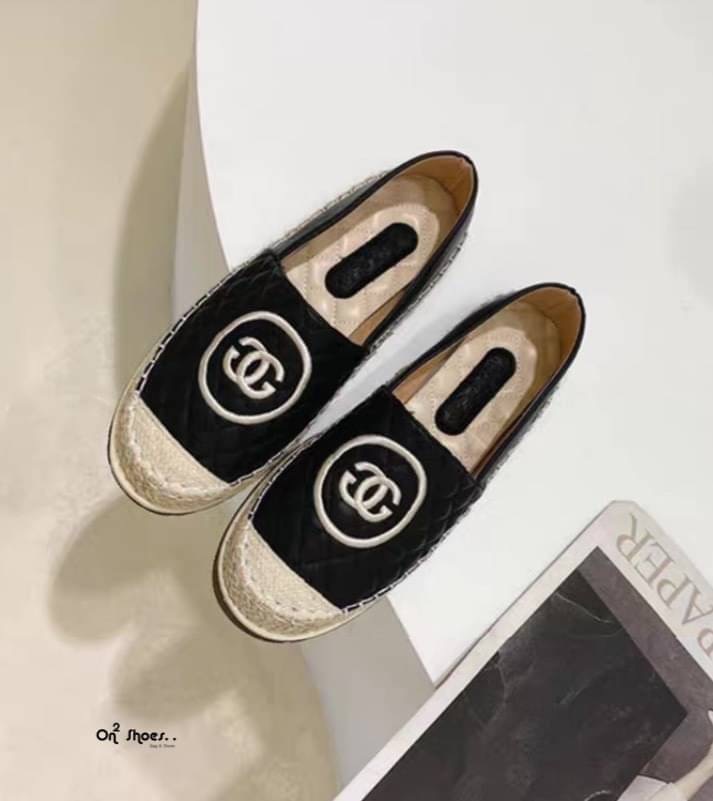 เข้าแล้วค่า รองเท้าคัชชูทรง CC espadrilles สุดปัง หนังปัง CC ไขว้หนังเย็บบุลาย หัวตัดสี ขอบเป็นปอถัก ทรงสวยค่ะทรงนี้ฮิตตลอดใส่ได้เรื่อยๆแมทช์กับชุดง่ายพร้อมส่ง 2 สีค่ะ งานดีคัดเกรดงานกล่อง