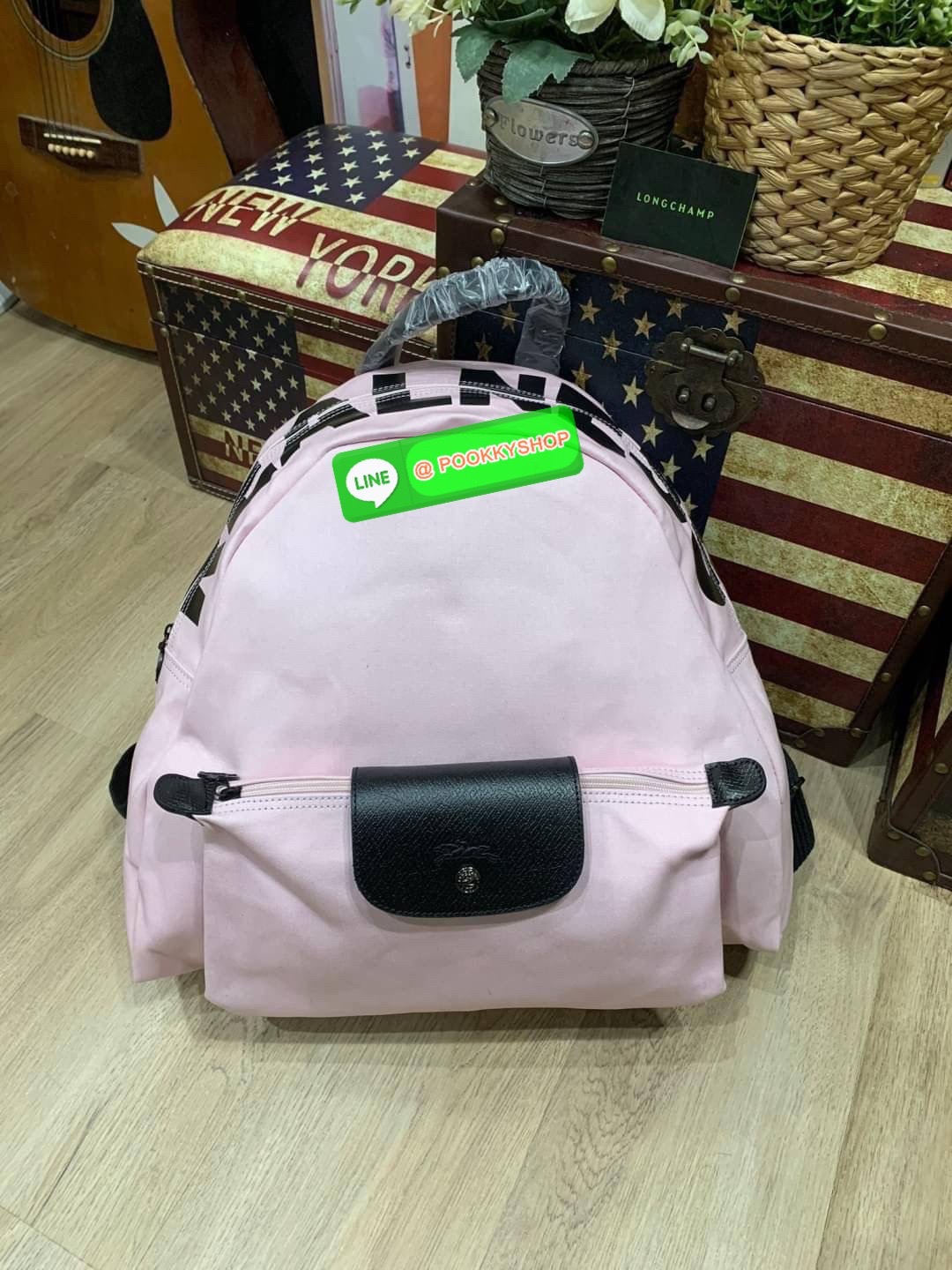 Longchamp by shayne oliver Backpack คอลเลคชั่นแบบลิมิเตทแบบเท่ๆ ที่ออกแบบโดย Shayne Oliver นักดีไซน์เนอร์ชื่อดังระดับโลก ด้วยรูปทรงกระเป๋าเป้ที่ออกแบบมาไม่เหมือนใคร สามารถจัดเป็นกระเป๋าใบใส่เสื้อผ้าได้อีกใบ ด้วยรูปทรงที่กว้างทำให้ใส่ของได้เยอะจุใจ กระเป๋า