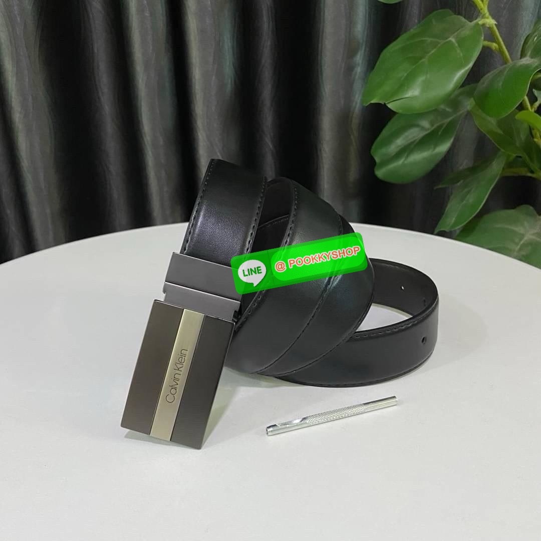 Calvin Klein Leather Belt & Wallet Set Setกระเป๋าสตางค์+เข็มขัด กระเป๋าสตางค์ด้านหน้าปั๊มชื่อแบรนด์ มีช่องใส่รูป ช่องใส่บัตร ช่องใส่ธนบัตร และช่องใส่รูป เข็มขัดหนังแท้ปั๊มแบรนด์ สามารถสลับใช้ได้ทั้ง 2 ด้าน เข็มขัดปรับระดับได้ 5 ระดับ มาพร้อมที่เจาะรูจ้า