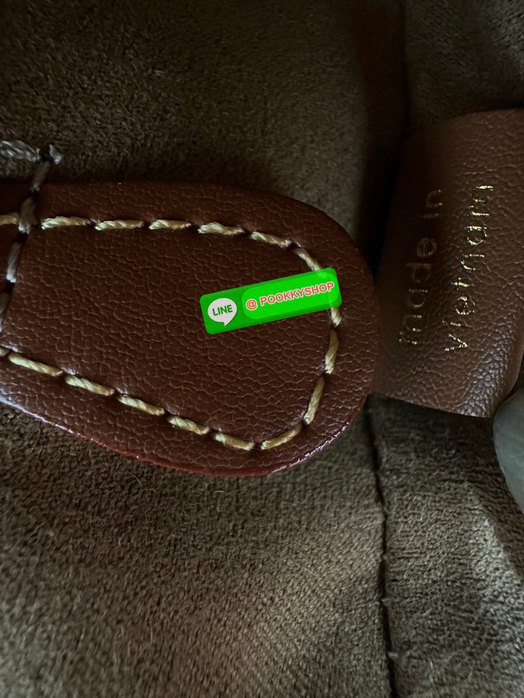 “Elegance in motion.” Coach CR512 Harley Crossbody – กระเป๋าสะพายข้างที่ผสานความหรูหราและความคลาสสิกได้อย่างลงตัว วัสดุคุณภาพเยี่ยม ผสมผสานระหว่างผ้าแคนวาสเคลือบลายซิกเนเจอร์และหนังเรียบ ลาย Horse and Carriage ที่ด้านหน้า เพิ่มความน่ารักและโดดเด่น เหมาะสำ