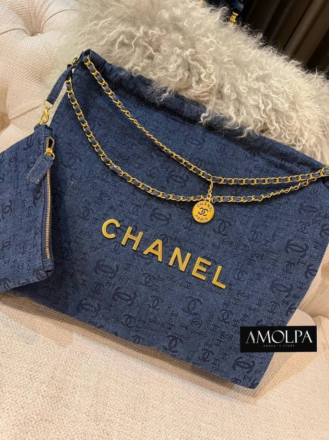 ต้องรีบจัดดด งานดี น้ำหนักดี ไม่เบา ไม่หนักจนเกินไป ไม่มีกลิ่นเหม็นของผ้า จัดเลยน๊า สวยม๊ากกกก กระเป๋า CHANEL 22 HANDBAG ใบสวยหรู หรูมากกก สวยยม๊ากกก งานเหมือนแท้ม๊ากก