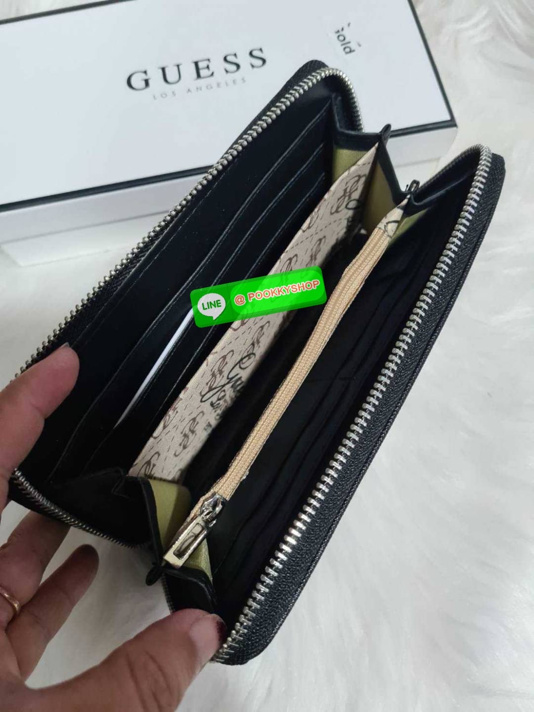Guess Long Wallet กระเป๋าสตางค์ใบยาวสุดคลาสสิก วัสดุ Saffiano เปิด-ปิดกระเป๋าด้วยซิปสะดวกใช้ ด้านหน้าประดับโลโก้แบรนด์สุดหรู ด้านในมีช่องใส่ธนบัตรและช่องใส่การ์ดหลายช่อง ใบจริงสวยหรูราคาสุดคุ้มห้ามพลาดค่ะ พร้อมถุงผ้าแบรนด์+กล่อง