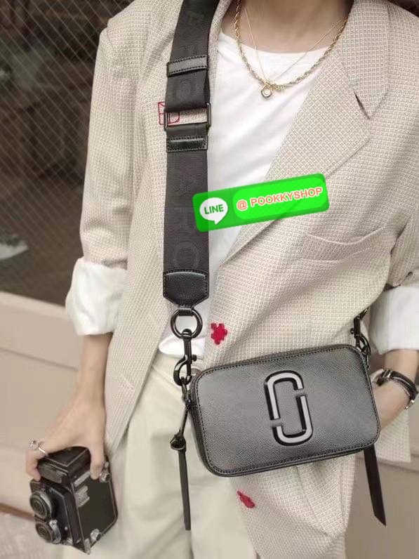 March Jacop Snapshot MJ Cross Body Bag กระเป๋าสะพายข้าง วัสดุหนัง Saffiano ด้านหน้าประดับด้วยโลโก้ J อันเป็นสัญลักษณ์ของแบรนด์ อะไหล่ทองหรูหรา มาพร้อมสายสะพายโลโก้แบบปรับได้ แบ่งเป็น2ช่องซิป ใบนี้คือเรียบหรูแต่ดูดีมาก ไม่ควรพลาดเลยค่า