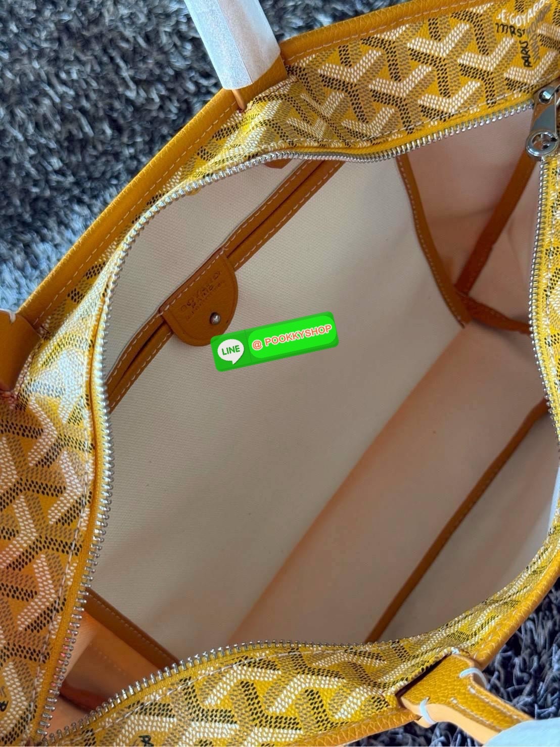 Goyard Artois PM Bag กระเป๋า Artois PM เป็นกระเป๋าที่มีซิปด้านบนเพิ่มคงามปลอดภัย ภายในพื้นที่กว้างเพื่อจัดระเบียบข้าวของของคุณ มันโดดเด่นด้วยฐานด้านล่างทั้งสองมุมเย็บต่อด้วยหนังใช้งานในแบบทางการหรือกึ่งทางการก็ได้