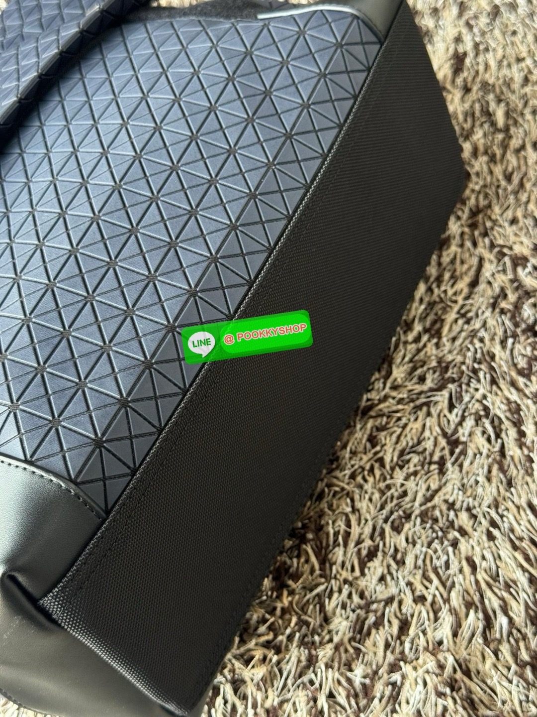 Baobao issey miyake Sling shoulder bag ดีไซน์เอกลักษณ์เฉพาะตัว ใส่ของได้เยอะ ช่องกระเป๋าเป็นระเบียบ โดยโดดเด่นด้วยแผ่นรูปสามเหลี่ยมอันเป็นซิกเนเจอร์ในการจัดเรียงสลับกัน รุ่นนี้ยังมีจุดเด่นในเรื่องคุณสมบัติการใช้งาน ภายในมีช่องบุหนาสำหรับใส่โน้ตบุ้คได้ สำห