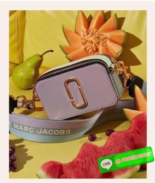 💕 Marc Jacobs Snapshot Bag กระเป๋าแบรนด์ดังจากสัญชาติอเมริกัน นับได้ว่ารุ่นนี้เป็นรุ่นทรงฮิตของ marc jacobs เลยทีเดียว โดยด้านหน้ากระเป๋าจะเป็นโลโก้แบบโลหะที่เป็นสัญลักษณ์ของแบรนด์นี้ มาพร้อมสายสะพายที่จะสะพายยังไงก็ดูโดดเด่น เพราะขนาดใหญ่ที่สกรีน
