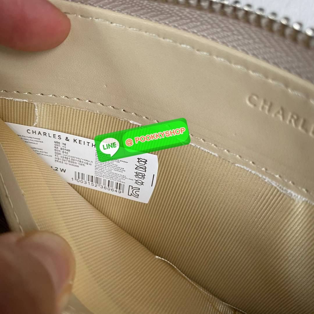 CHARLES & KEITH LONG ZIP AROUND WALLET กระเป๋าเงินใบยาวซิปรอบถูกหลังฮวงจุ้ย คอลเลคชั่นสีสุภาพหนังปั๊มลายคาเวียร์ทั้งใบ น้ำหนักเบา ด้านในกระเป๋าแบ่งเป็น 3 ช่องใหญ่ มีช่องซิปใส่เหรียญตรงกลาง จุการ์ด 12 ช่อง สามารถใส่ธนบัตรได้ตามยาวอีก 2 ช่อง มาพร้อมกล่องและ