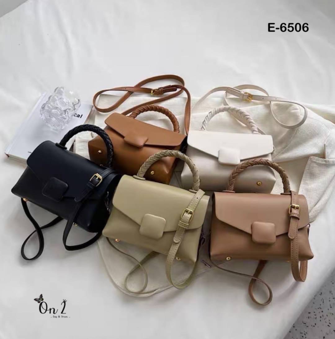 New arrivals รุ่นยอดฮิตที่ทุกคนต้องมีสีพื้น มีความคลาสสิค เรียบ แพงไม่ตะโกน สายปรับ สั้น/ คลอสบอดี้ได้ค่ะ จุได้ครบ พร้อมส่ง. ต้องจัดเลยค้า