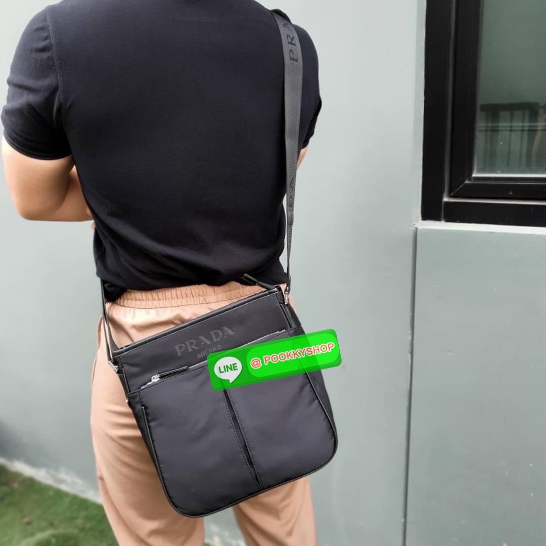 NEW ARRIVAL!! รุ่นใหม่ล่าสุด 🌟🫶🏻 กระเป๋าทรง MASSENGER จากงานพรีเมี่ยมกิ้ฟ จากแบรนด์ PRADA อะไหล่เงินทั้งใบ ด้านหน้ามีช่องหน้าหนึ่งช่อง ด้านในเปิดปิดด้วยซิปยาว ใส่ IPADmini ได้สบาย จุของได้เยอะ มาพร้อมช่องซิปด้านในอีกหนึ่งช่อง และช่