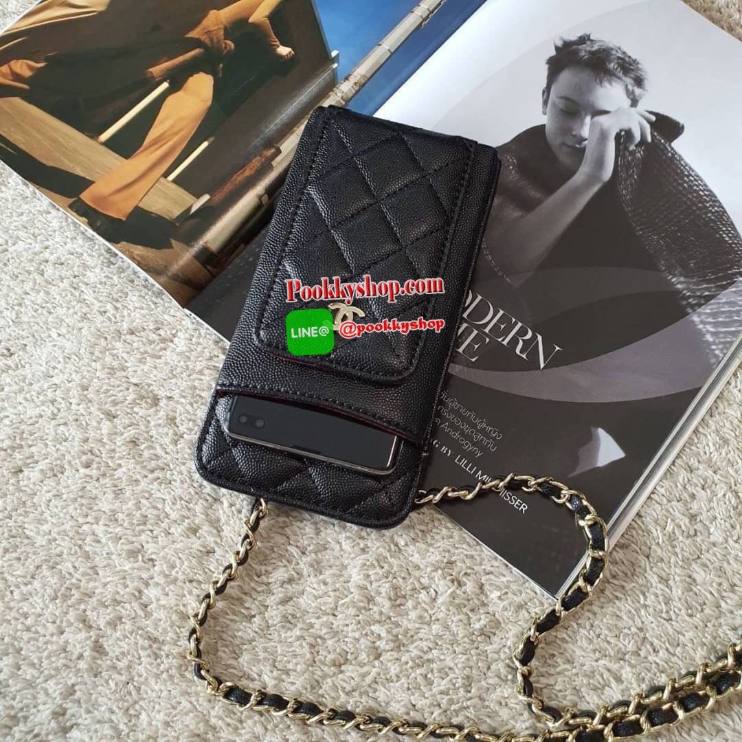 NEW ARRIVAL!! CHANEL VIP GIFT WOC BAG กระเป๋าสตางค์คล้องคอ/ Crossbody ที่กำลังมาแรงมาในตอนนี้ ตัวกระเป๋าเป็นกระเป๋าสตางค์หนังพียูลาย CAVIER อะไหล่ทองทั้งใบ ด้านหน้าใส่ iphone+ ได้ เปิดปิดด้วยกระดุมแม่เหล็ก สามารถใส่บัตรได้อีก4ใบด้านใน พลิกมาด้านหลังมีช่อง