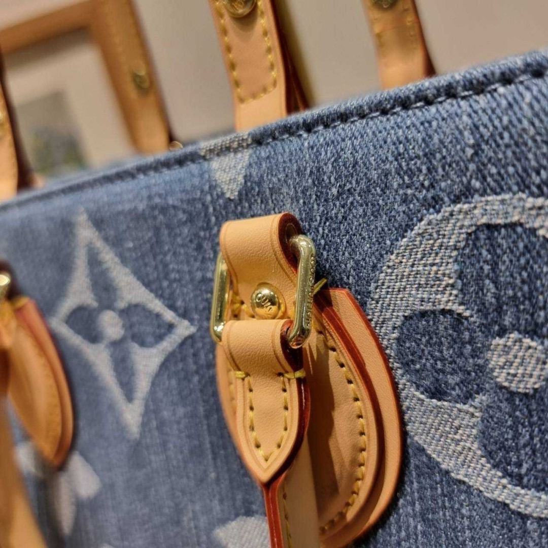 LV on the go mm monogram denim tote bag 🔆 Details ดีไซน์ใหม่รับซัทเมอร์! ห้ามพลาด! กับกระเป๋าทรงโท้ทสไตล์เดนิม ที่ใครเห็นต้องเป็นคลั่งรัก ผู้ดี หรูหราได้ทุกลุค ทุกสไตล์ มาพร้อมหูจับในตัวที่มีดีเทลหมุดตลอดเส้น หรือจะเกี่ยวสายครอสสะพายก็อัพลุคได้เลย