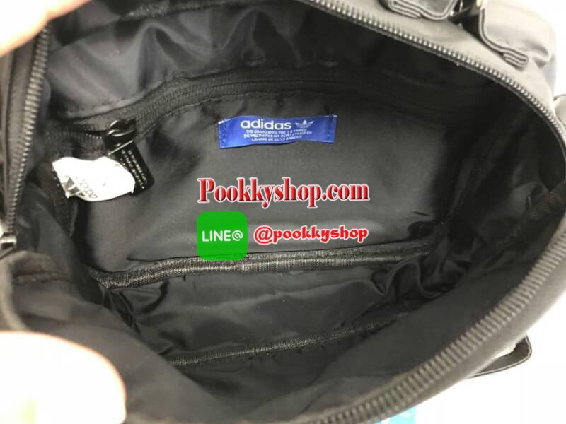 New!!! Adidas shoulder bag พร้อมส่ง กระเป๋าสะพายข้างแนว sport วัสดุด้านหน้าเนื้อ matte ผสมหนังนิ่มค่ะ น้ำหนักเบา ด้านหน้าติดโลโก้แบรนด์ เปิดปิดกระเป๋าแบบซิป ภายในโล่ง ใส่ของจุพอประมาณเลยค่ะ มีช่องซิปหนึ่งช่อง ด้านหลังมีช่องซิปยาวให้ใส่ของได้ด้วยนะคะ สายสะ