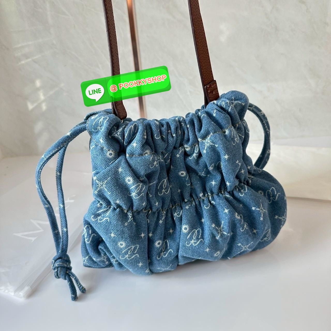 Mitr scrunchy bag 🔖กระเป๋ายีนส์สุดน่ารักเนื้อนุ่มพิมพ์ลาย Monogram ของ Mitr จุของได้เยอะรูปทรงแบบรูดได้ น้ำหนักเบาสุดๆ สะพายเป็น Shoulder Bag หรือถอดสายและถือเป็น Clutch Bag ก็ได้ ดีเทล Charm ห้อยโลหะสีเงิน โดดเด่นสุดๆ