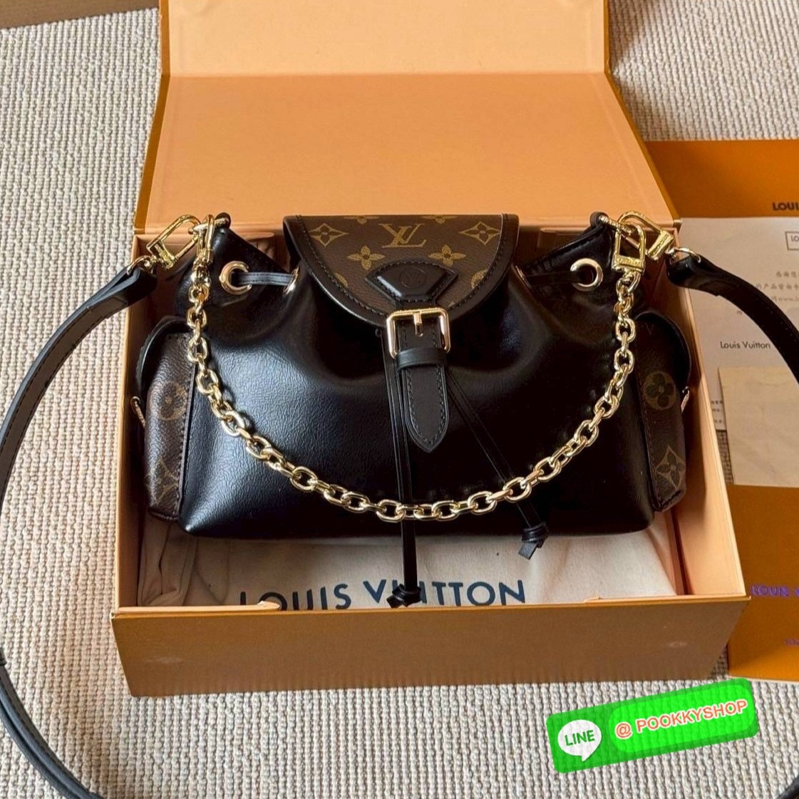 LV Odyssee bag Monogram Canvas กระเป๋าสะพายดีไซน์ใหม่งานหนังแคนวาสแท้ คอลเลกชันประจำฤดูกาล Pre-Fall 2025 ออกแบบมาเพื่อเชิดชูมรดกล้ำค่าที่สืบทอดจากรุ่นสู่รุ่น ดีไซน์ทันสมัยใช้งานได้ทุกวัน Monogram แคนวาสเป็นเอกลักษณ์ ยกระดับด้วยตัวล็อกสีทองและสายโซ่ตกแต่งแ