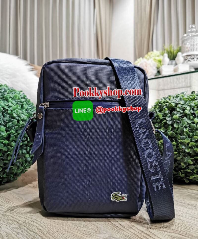 ห้ามพลาด‼️ NEW ARRIVAL! SAFFIANO SHOULDER BAG รุ่นใหม่ล่าสุดจาก Factory ดีไซน์ Unisex ใช้ได้ทั้งชายและหญิง วัสดุหนัง Saffiano เนื้อหนาอยู่ทรงสวยดูดี ด้านหน้ามีโลโก้แบรนด์ มี1ช่องใส่ของช่องหลักเปิดปิดด้วยซิปสะดวกใช้ ภายในมีช่องใส่ของและช่อง