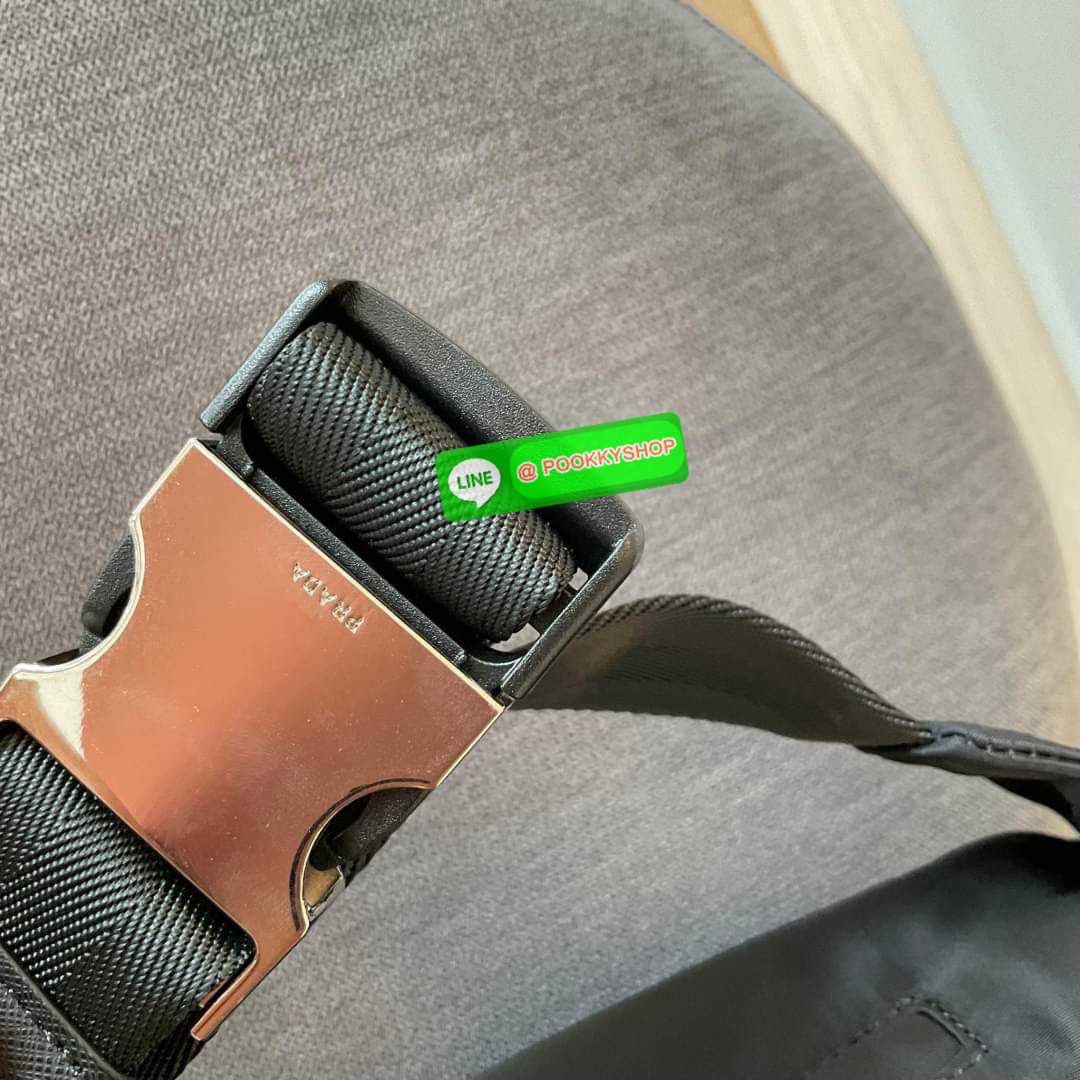 รุ่นยอดฮิต! กระเป๋าคาดอก น้ำหนักเบา ดีไซน์เป็นเอกลักษณ์ งานพรีเมียมสมนาคุณ prada ซึ่งเหมาะกับสายStreet มากๆค่ะ ทรงสาย จุของได้เยอะ ด้านหน้าประดับมีป้ายโลหะโลโก้แบรนด์ มีช่องซิปแยก อะไหล่สีเงินทั้งใบ ภายในปิดเปิดด้วยซิปมีที่จับหนังห้อย สามารถใส่กระเป๋าตังค