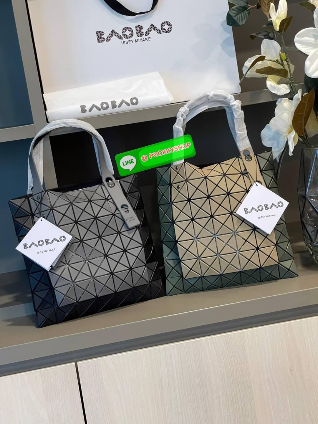 Baobao Issey Miyake Prism Kangaroo tote bag กระเป๋าถือทรงโท้ทที่ประดิษฐ์ขึ้นอย่างเชี่ยวชาญในญี่ปุ่น มาพร้อมแผงเรขาคณิตสำหรับการออกแบบที่ได้รับแรงบันดาลใจจากกระดาษพับ ซิลลูเอทอันเป็นเอกลักษณ์นี้ปิดท้ายด้วยสายรัดแบบอสมมาตร มีการพัฒนาโครงสร้างทรงสามเหลี่ยมเพ
